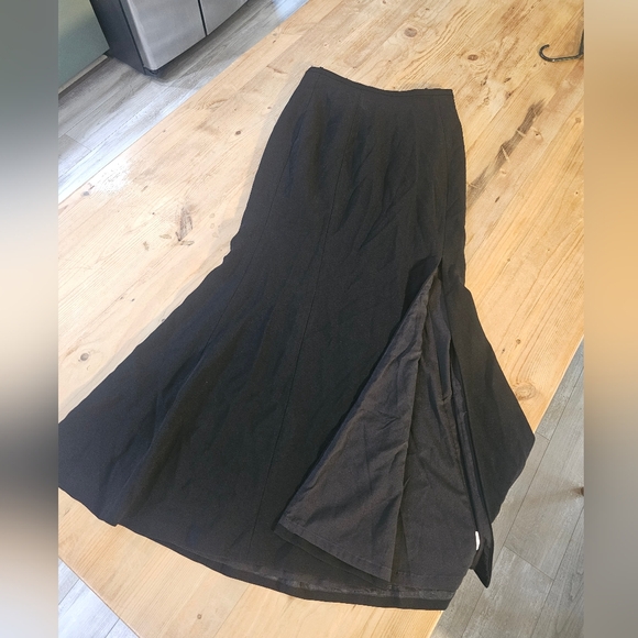 Theia Maxi Mermaid Skirt with Slit - Picture 2 of 10